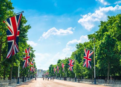 The Mall e Buckingham Palace con bandiere britanniche