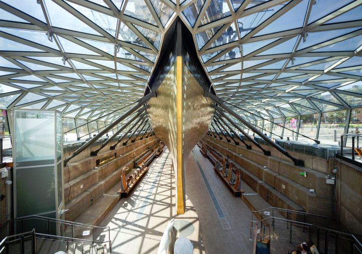 Vista dello scafo sospeso del Cutty Sark nell’area espositiva coperta.