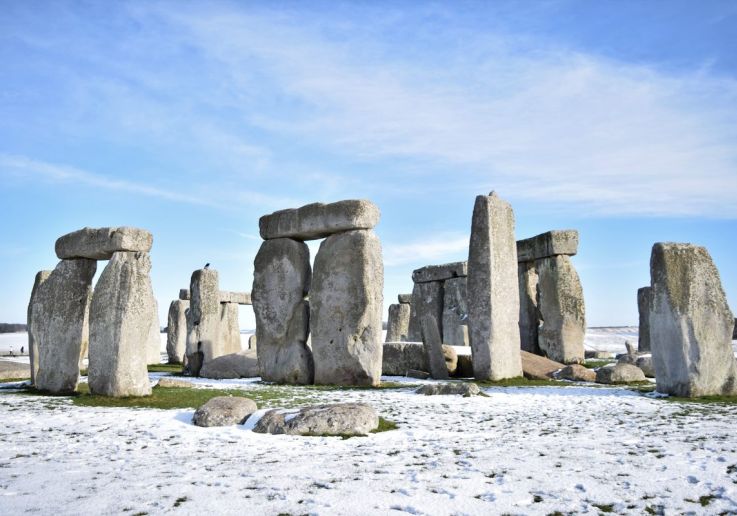 Stonehenge sotto la neve nella piana di Salisbury