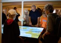 Visitatori scoprono la storia del Cutty Sark attraverso un’installazione interattiva.