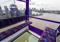 Vista sul Tamigi e sul panorama di Londra dall’interno di una cabina con pavimento in vetro.