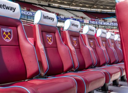 I sedili della panchina del West Ham United all’interno del London Stadium.