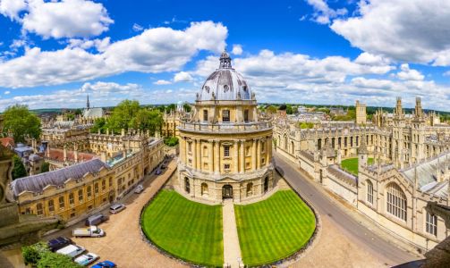 La Radcliffe Camera a Oxford durante il tour universitario