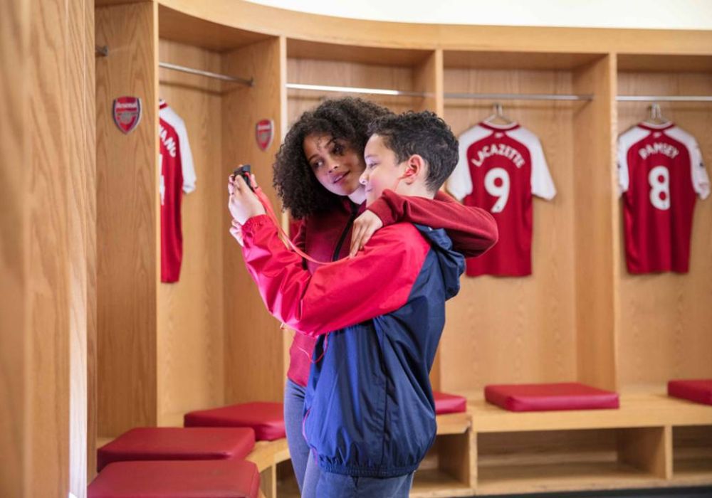 Visitatori negli spogliatoi durante il tour dell’Emirates Stadium.