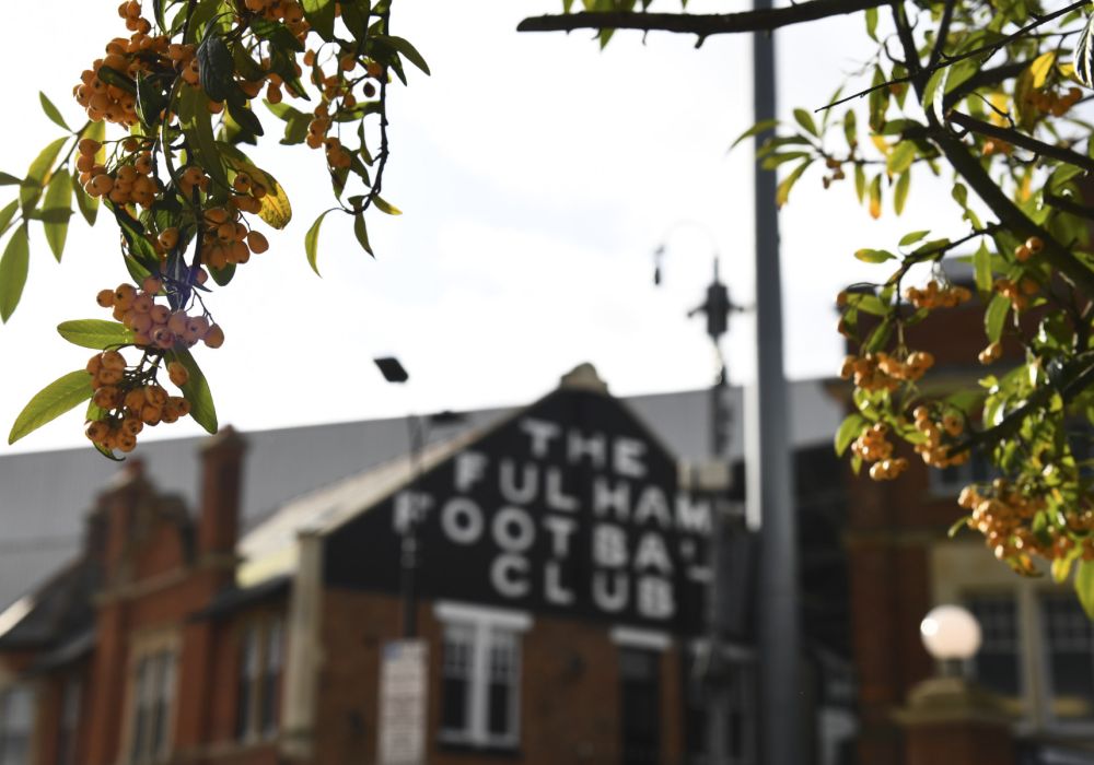 La storica insegna del Fulham Football Club all’esterno dello stadio.