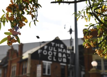 La storica insegna del Fulham Football Club all’esterno dello stadio.