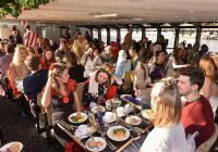 Ospiti al pranzo di Natale nel salone riscaldato del battello sul Tamigi