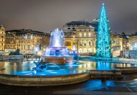 L’albero di Natale e le fontane illuminate di Trafalgar Square nel centro di Londra.