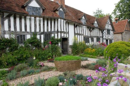 Giardini fioriti e facciata di un cottage storico Tudor