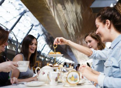 Esperienza Afternoon Tea servita sotto lo storico scafo del Cutty Sark.