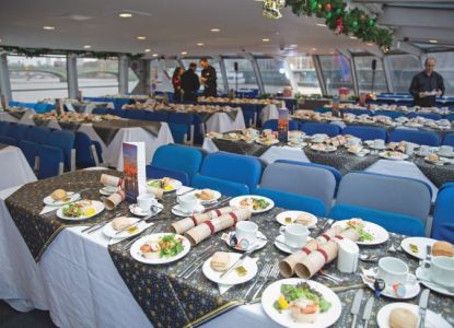 Tavoli apparecchiati con i cracker natalizi prima del pranzo del 25 dicembre