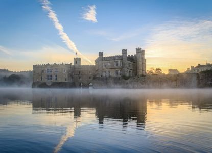 Vista panoramica del Leeds Castle riflesso sul lago nelle prime ore del mattino.