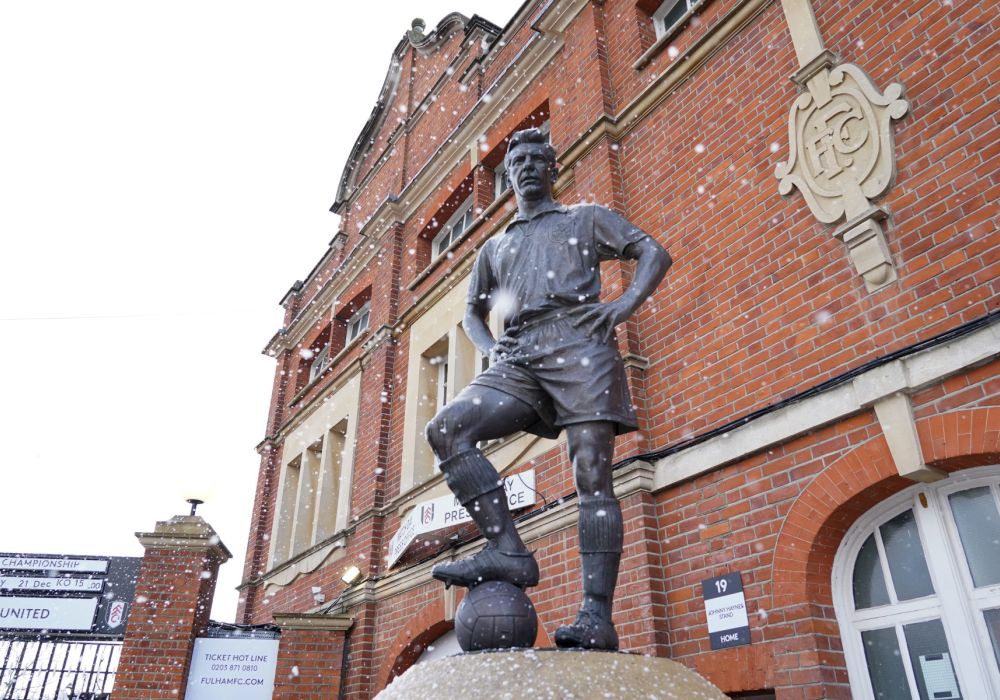 La statua del leggendario calciatore Johnny Haynes davanti a Craven Cottage.