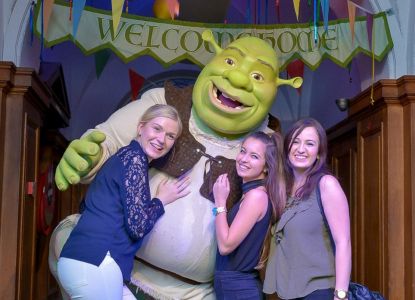 Visitatori posano con Shrek durante l’esperienza interattiva a Londra.