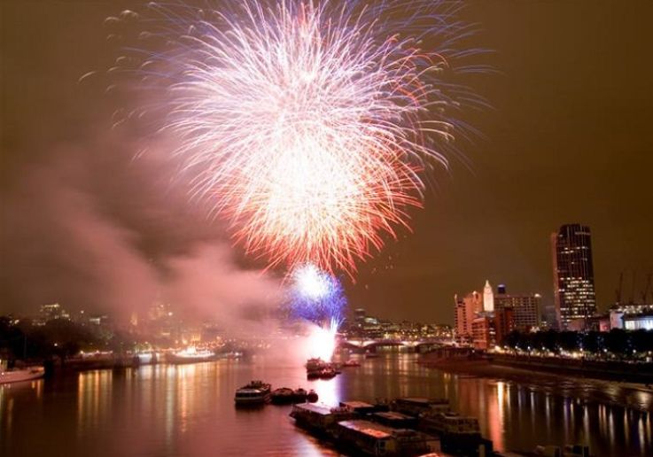 Un fuoco d’artificio che esplode sopra il fiume a mezzanotte