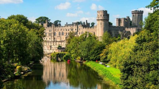 Castello di Warwick riflesso nel fiume Avon, tour Oxford e Cotswolds