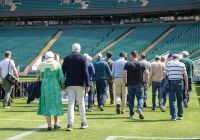 Un gruppo di visitatori scopre il terreno di gioco durante il tour dello stadio.