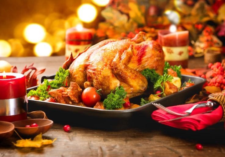 Tacchino arrosto su una tavola di festa: il tour comprende il pranzo di Natale