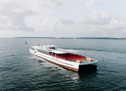 Il Silver Raven, barca elettrica bianca con un ponte scoperto a sedili rossi, in navigazione di giorno