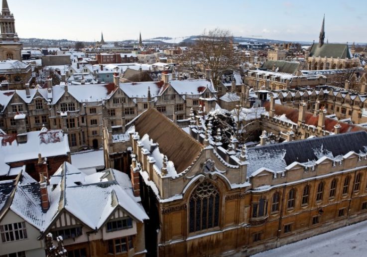 Tetti innevati di Oxford visti dall’alto