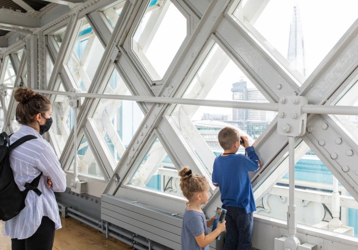 L’interno della passerella panoramica che collega le due torri.