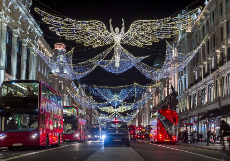 Le celebri decorazioni luminose a forma di angelo illuminano Regent Street la Vigilia di Natale.