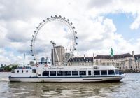 La barca Thomas Doggett sul Tamigi davanti al London Eye
