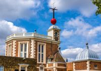 Lo storico edificio dell’osservatorio con la Time Ball rossa sulla torre.