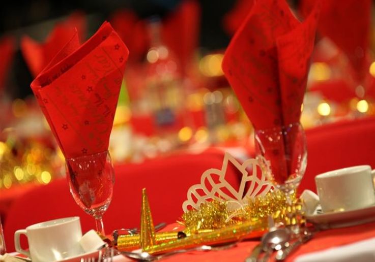 Tavola di Natale con tovaglioli rossi per il pranzo del 25 dicembre sul Tamigi
