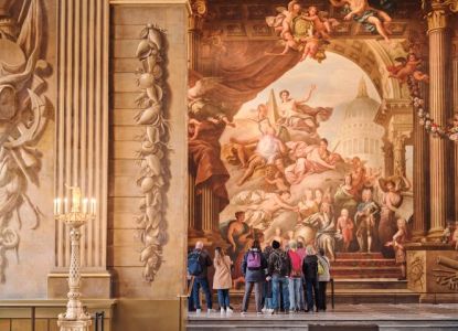 Visitatori ammirano gli affreschi monumentali del Painted Hall a Greenwich.