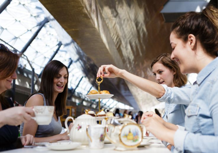Esperienza Afternoon Tea servita sotto lo storico scafo del Cutty Sark.