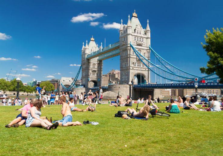 Vista del Tower Bridge da un’area verde lungo il fiume.