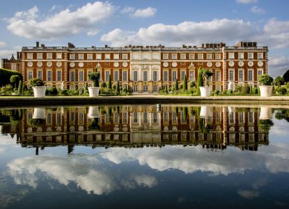 Vista panoramica di Hampton Court Palace e dei suoi giardini.