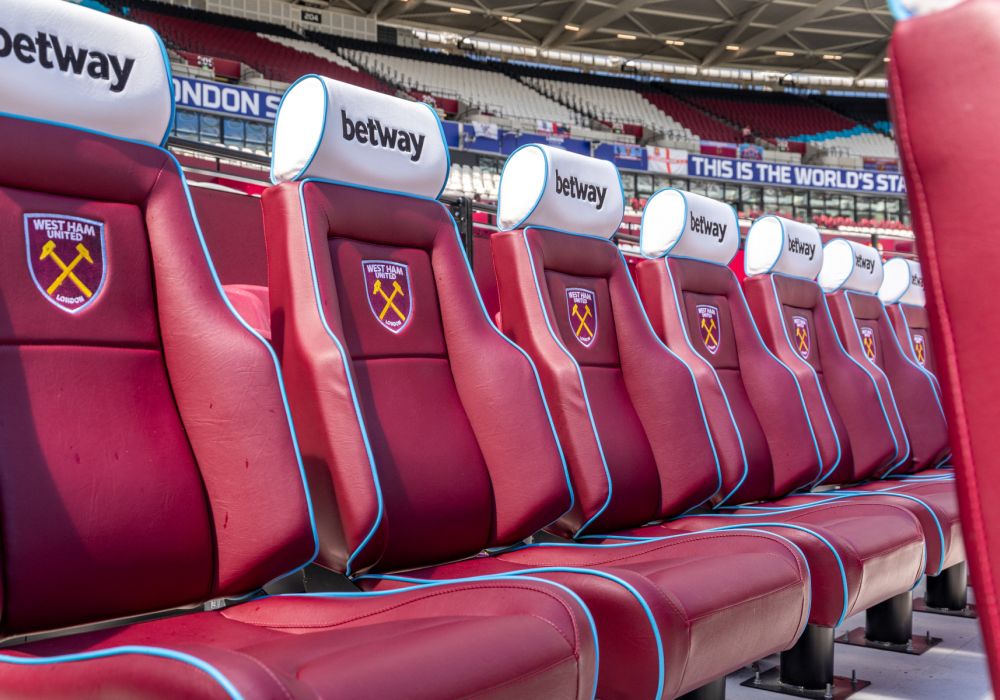 I sedili della panchina del West Ham United all’interno del London Stadium.