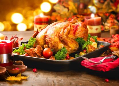 Tacchino arrosto su una tavola di festa: il tour comprende il pranzo di Natale