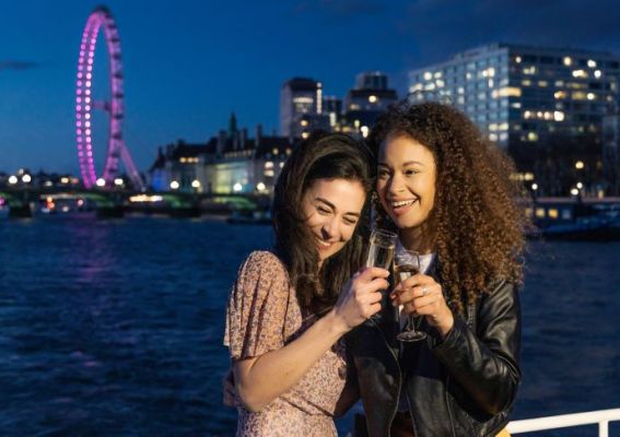 Festeggia San Valentino in modo speciale con una crociera sul Tamigi a Londra con cena.