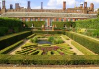Il giardino formale con siepi geometriche davanti al palazzo.