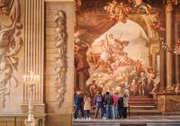 Visitatori ammirano gli affreschi monumentali del Painted Hall a Greenwich.