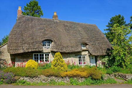 Casa tradizionale con tetto in paglia nella campagna inglese