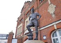 La statua del leggendario calciatore Johnny Haynes davanti a Craven Cottage.