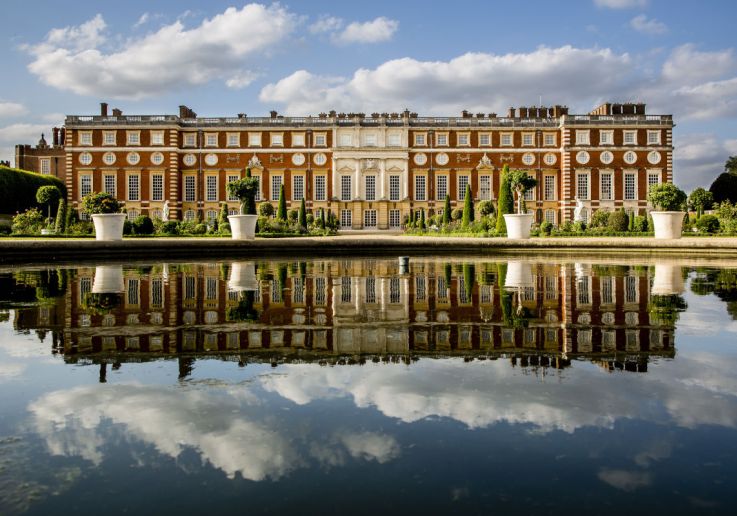 Vista panoramica di Hampton Court Palace e dei suoi giardini.