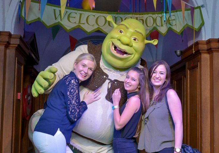 Visitatori posano con Shrek durante l’esperienza interattiva a Londra.