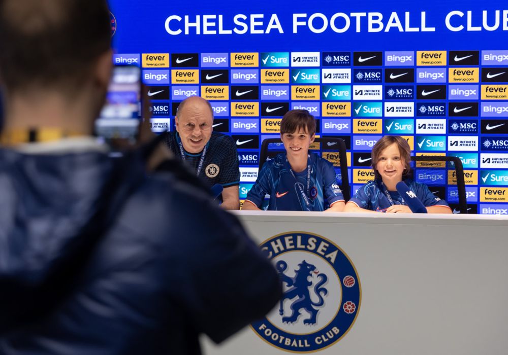 Visitatori nella sala stampa del Chelsea FC durante il tour dello stadio.