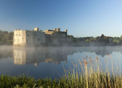 Castello di Leeds riflesso nel lago, tour fuori Londra
