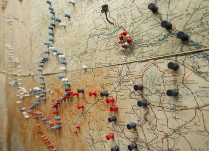 Mappa militare con puntine utilizzata per seguire le operazioni belliche.
