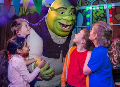 Bambini incontrano Shrek in una delle ambientazioni dell’attrazione.
