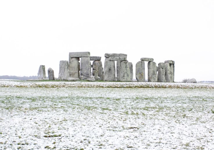 Il celebre complesso megalitico di Stonehenge circondato da un paesaggio innevato.
