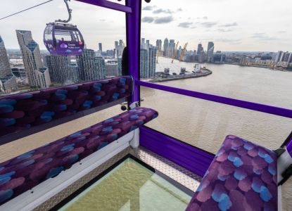 Vista sul Tamigi e sul panorama di Londra dall’interno di una cabina con pavimento in vetro.