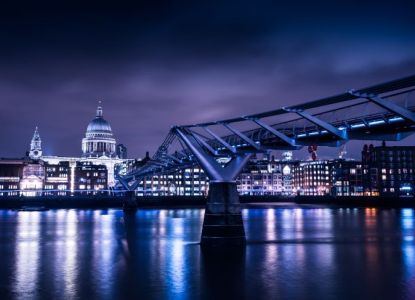 La cattedrale di St Paul e il Millennium Bridge illuminati di notte, riflessi nel Tamigi