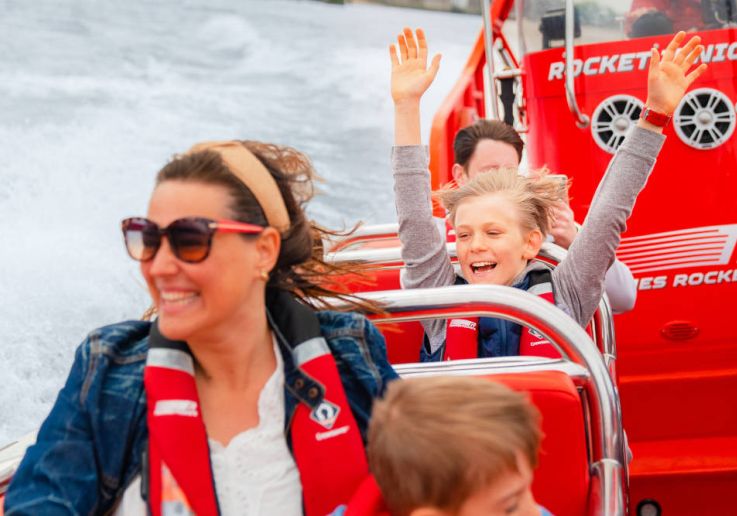 Divertimento per grandi e piccini sul motoscafo Thames Rockets